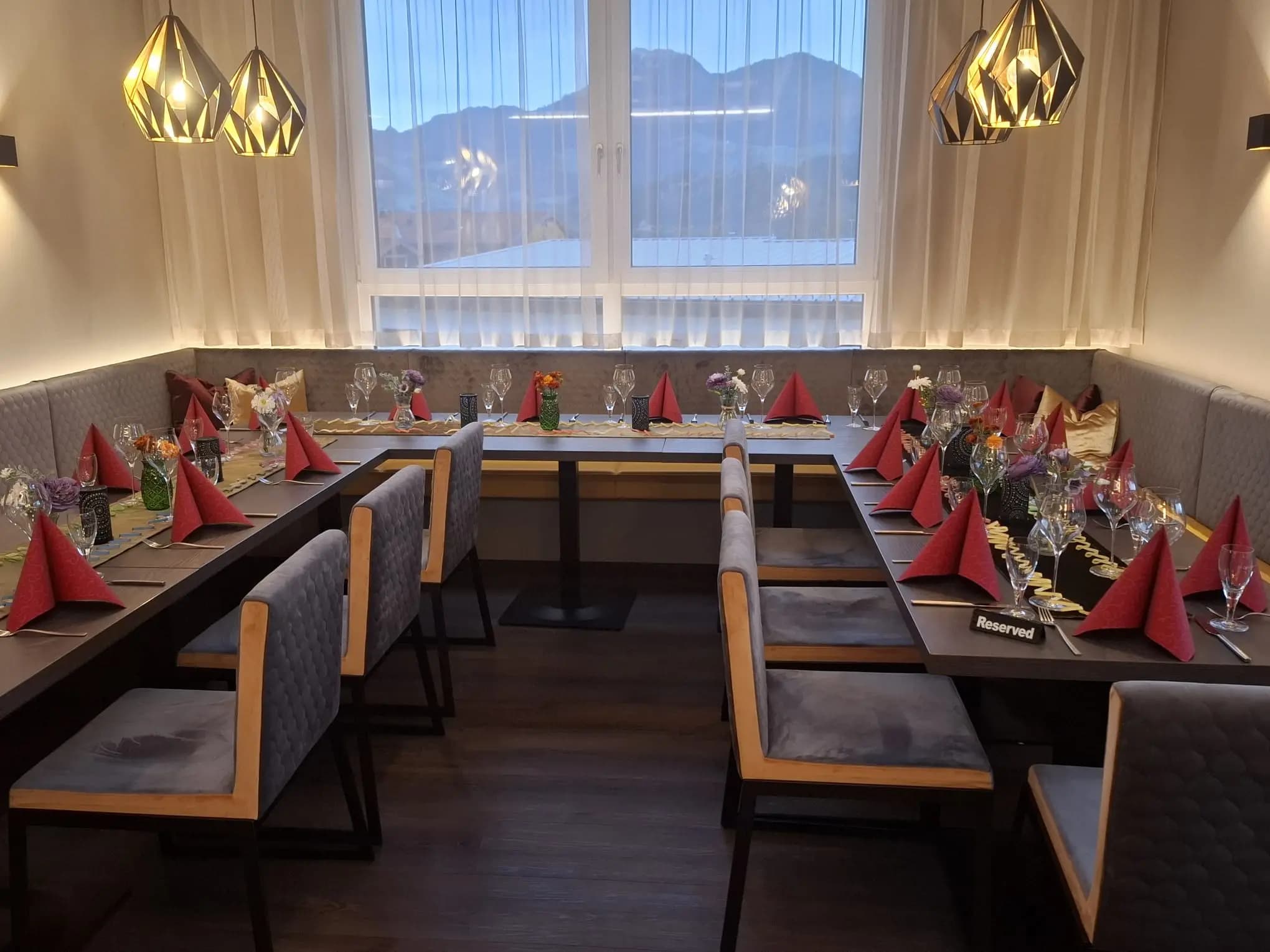 Speisesaal mit Bergpanorama und eleganter Tischdekoration